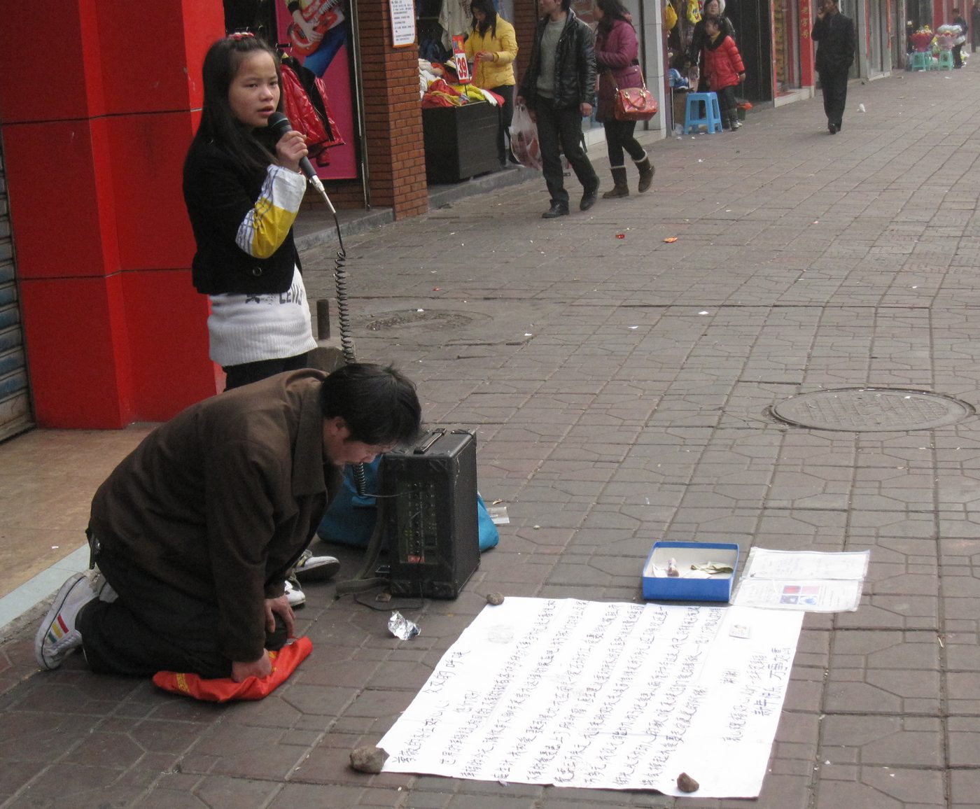 女模街头乞讨_街头乞讨女孩_街头女乞丐