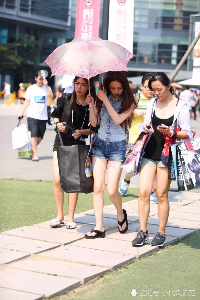 美女光脚国外街头，惊艳故事大揭秘！