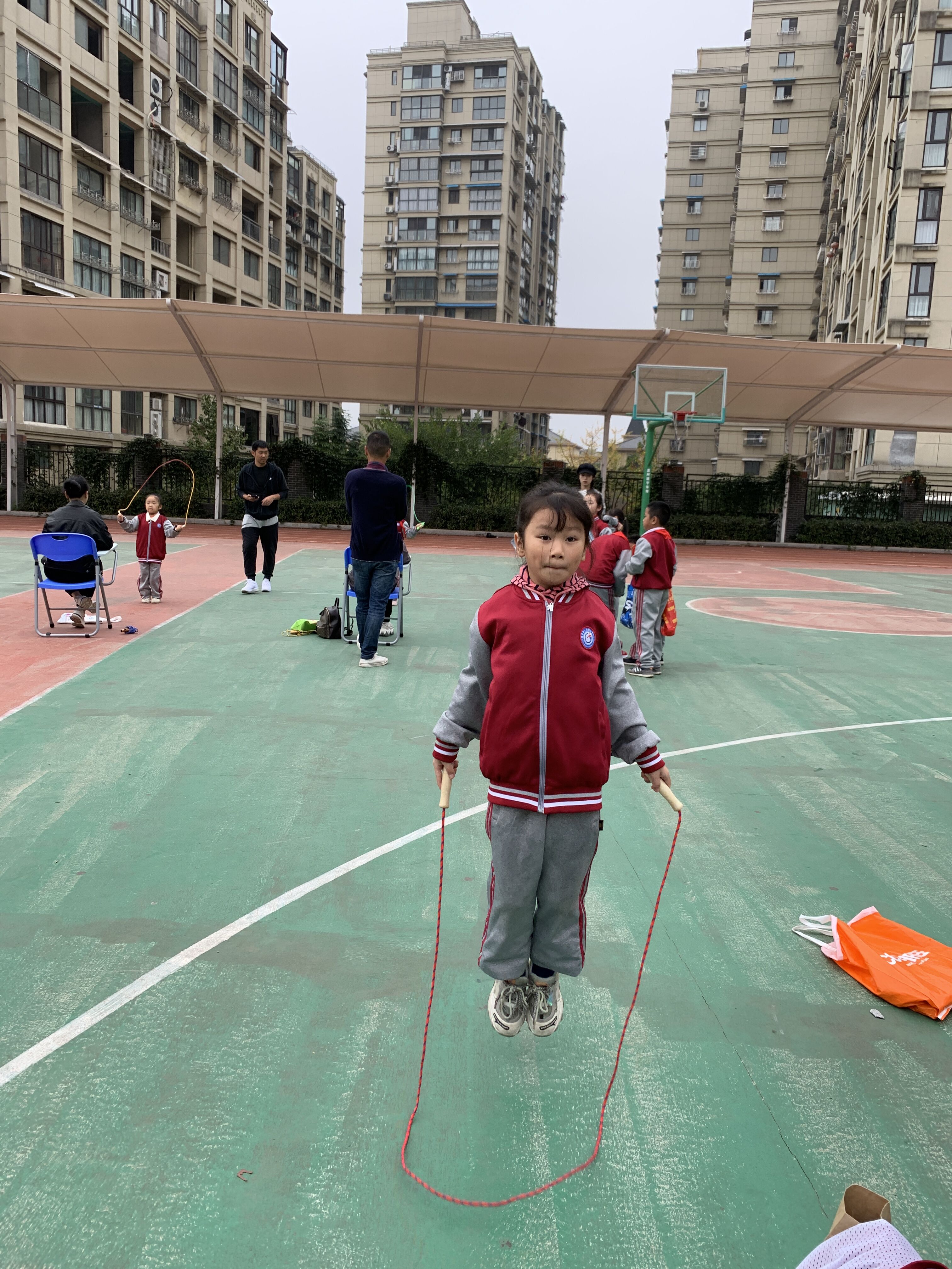 小学体育课小游戏_体育课小学级游戏有哪些_小学一年级体育课游戏