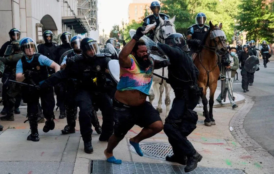 美国警察击毙黑人视频_视频黑人击毙警察美国人_视频黑人击毙警察美国女人