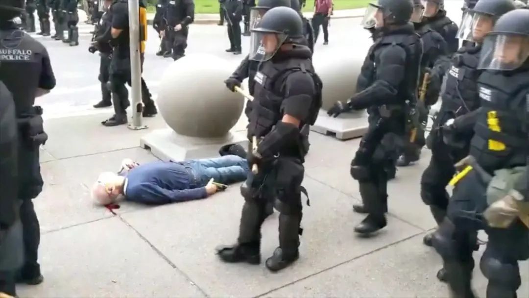 视频黑人击毙警察美国人_美国警察击毙黑人视频_视频黑人击毙警察美国女人