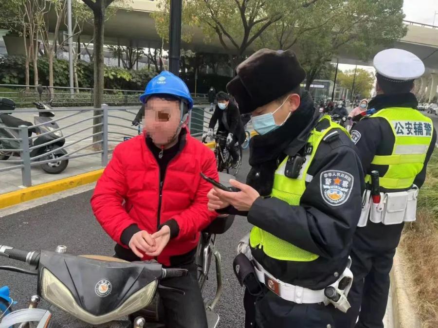 交警上海话怎么说_交警上海电话_上海交警app