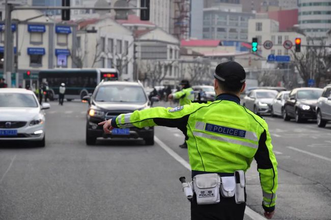 交警上海话怎么说_交警上海电话_上海交警app