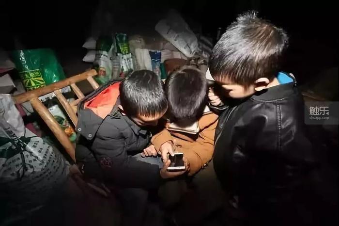 视频玩朋友手机游戏小孩能玩吗_小朋友乱玩手机游戏视频_视频玩朋友手机游戏小程序