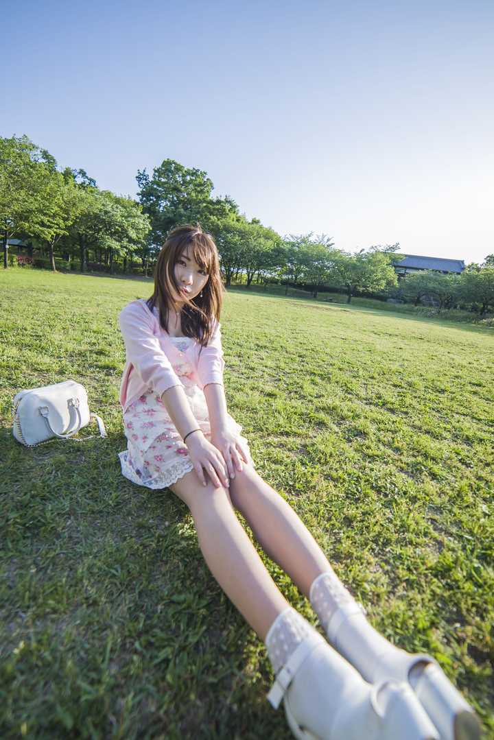视频怎么拉长腿-教你如何通过角度拉长腿，让你秒变长腿美人