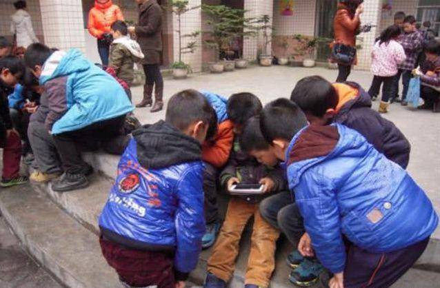 给孩子玩手机游戏_小孩玩手机游戏赢了怎么办_孩子玩手机游戏有好处吗