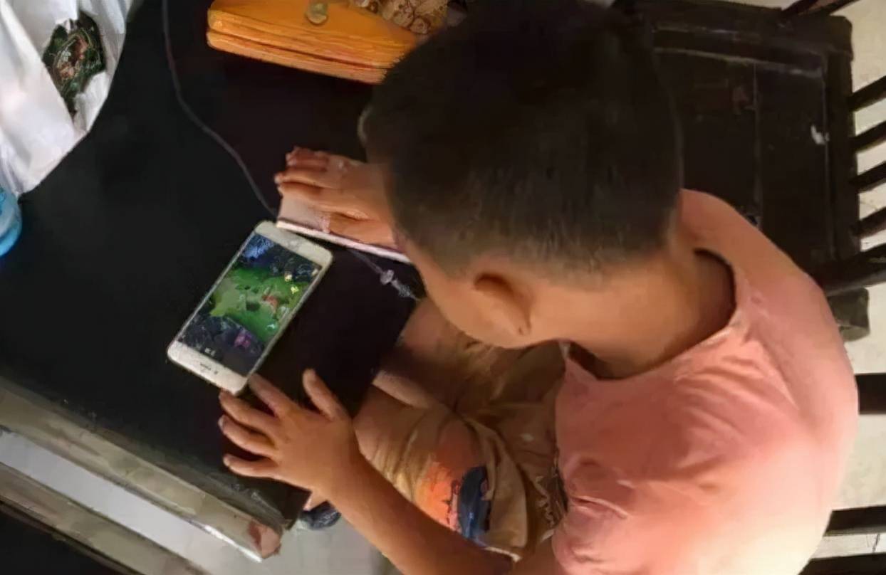 给孩子玩手机游戏_在家小孩玩带手机游戏违法吗_小孩在家带手机玩游戏