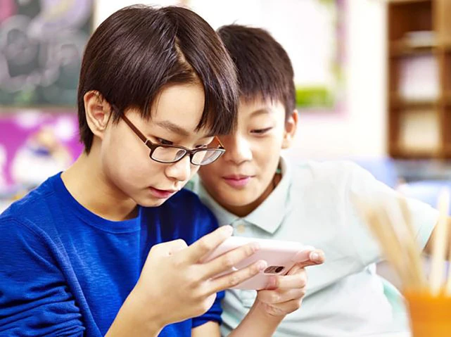 在家小孩玩带手机游戏违法吗_给孩子玩手机游戏_小孩在家带手机玩游戏