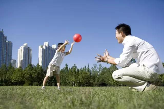 小孩拿玩手机游戏的危害_孩子拿手机玩游戏_小孩拿别人手机玩游戏