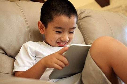 小孩打游戏怎样防沉迷手机-如何帮助孩子健康使用手机打游戏：家