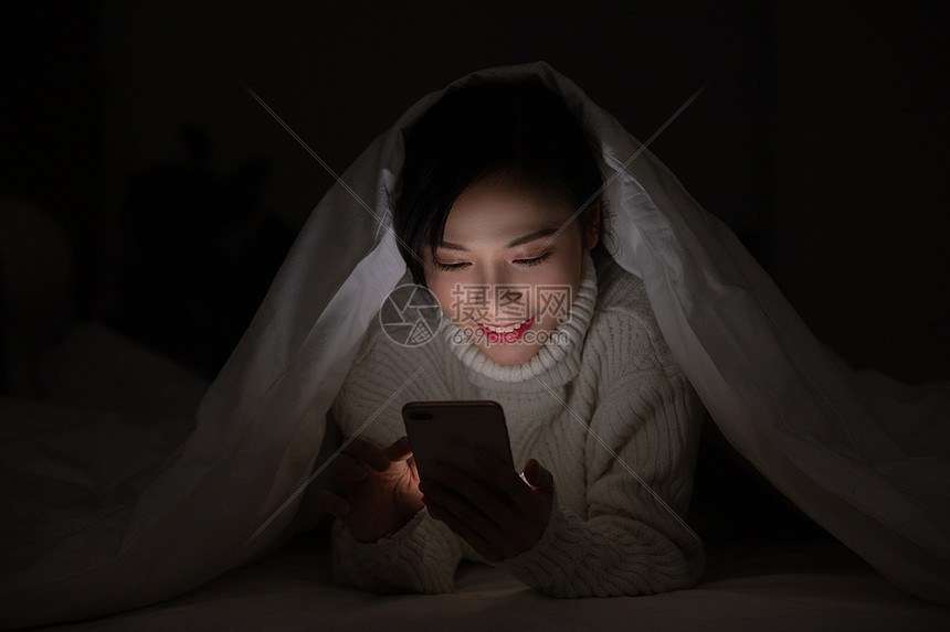 晚上玩手机玩游戏好吗女生_女生晚上玩手机都在玩什么_女生玩手机都玩什么