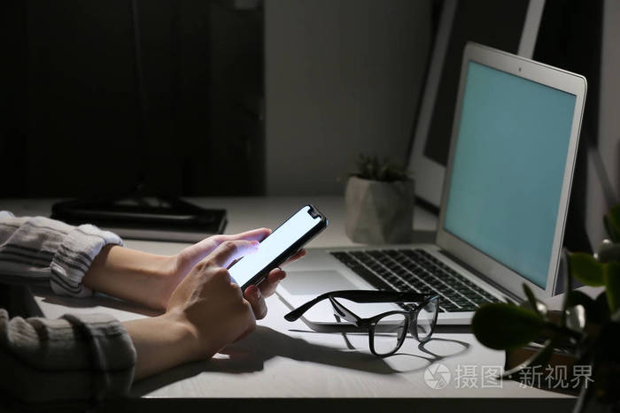 晚上玩手机玩游戏好吗女生_女生玩手机都玩什么_女生晚上玩手机都在玩什么