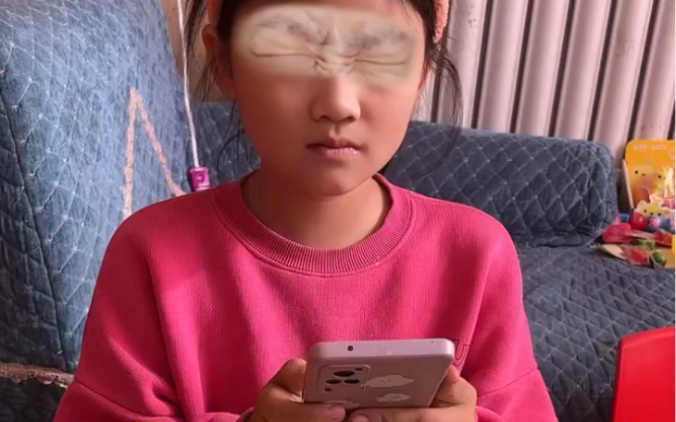 小孩儿玩游戏手机坏了视频_小孩玩手机害人的视频_小孩玩手机视频素材