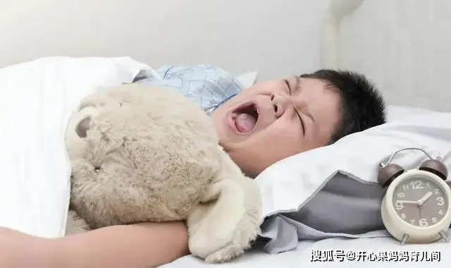 小孩玩手机害人的视频_小孩儿玩游戏手机坏了视频_小孩玩手机视频素材