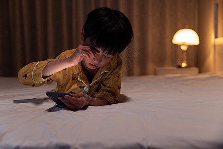 晚上玩手机好还是玩游戏好_有没有一款晚上玩的手游_晚上玩手机玩什么好