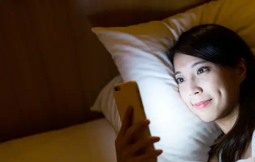 晚上玩手机好还是玩游戏好_有没有一款晚上玩的手游_晚上玩手机玩什么好