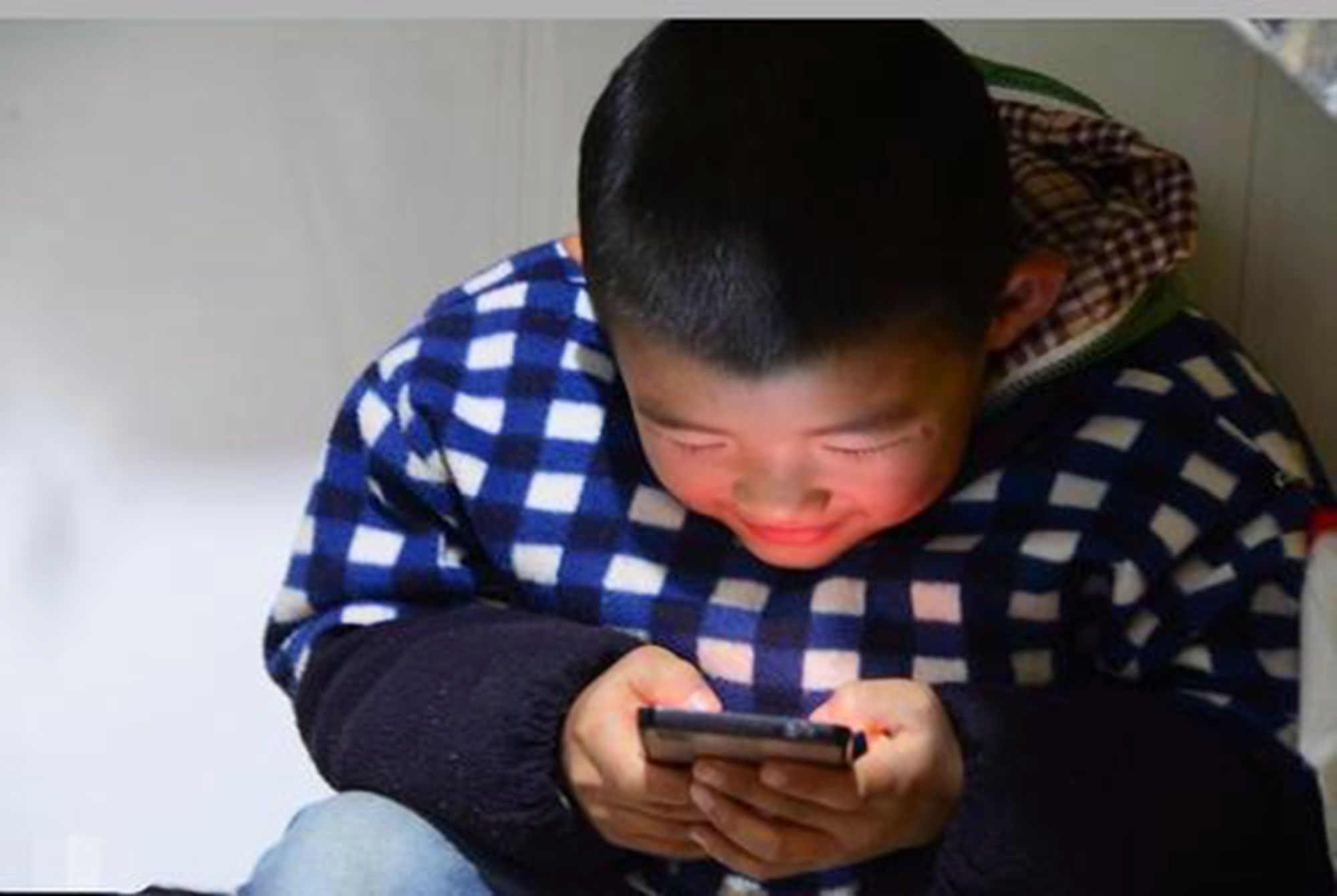 孩子玩手机游戏会变笨吗_孩子用手机玩游戏_以前小孩子玩的手机游戏