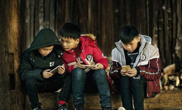 小孩手机游戏充钱怎么退_游戏手机小孩_三岁小孩手机游戏