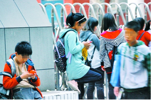 女生沉迷打游戏_小女孩沉迷手机玩游戏被打_沉迷女孩玩打手机游戏小说