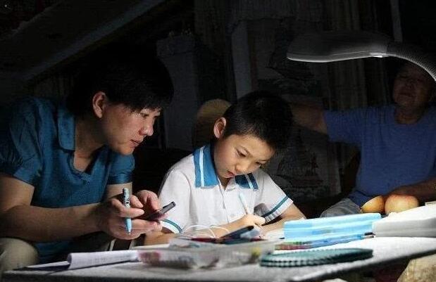 熊孩子拿手机充值_熊孩子拿父母手机充游戏_熊孩子拿父母钱充游戏