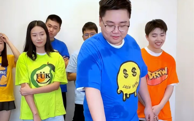 搞笑视频摔倒_视频摔倒_玩游戏摔手机视频恶搞图片