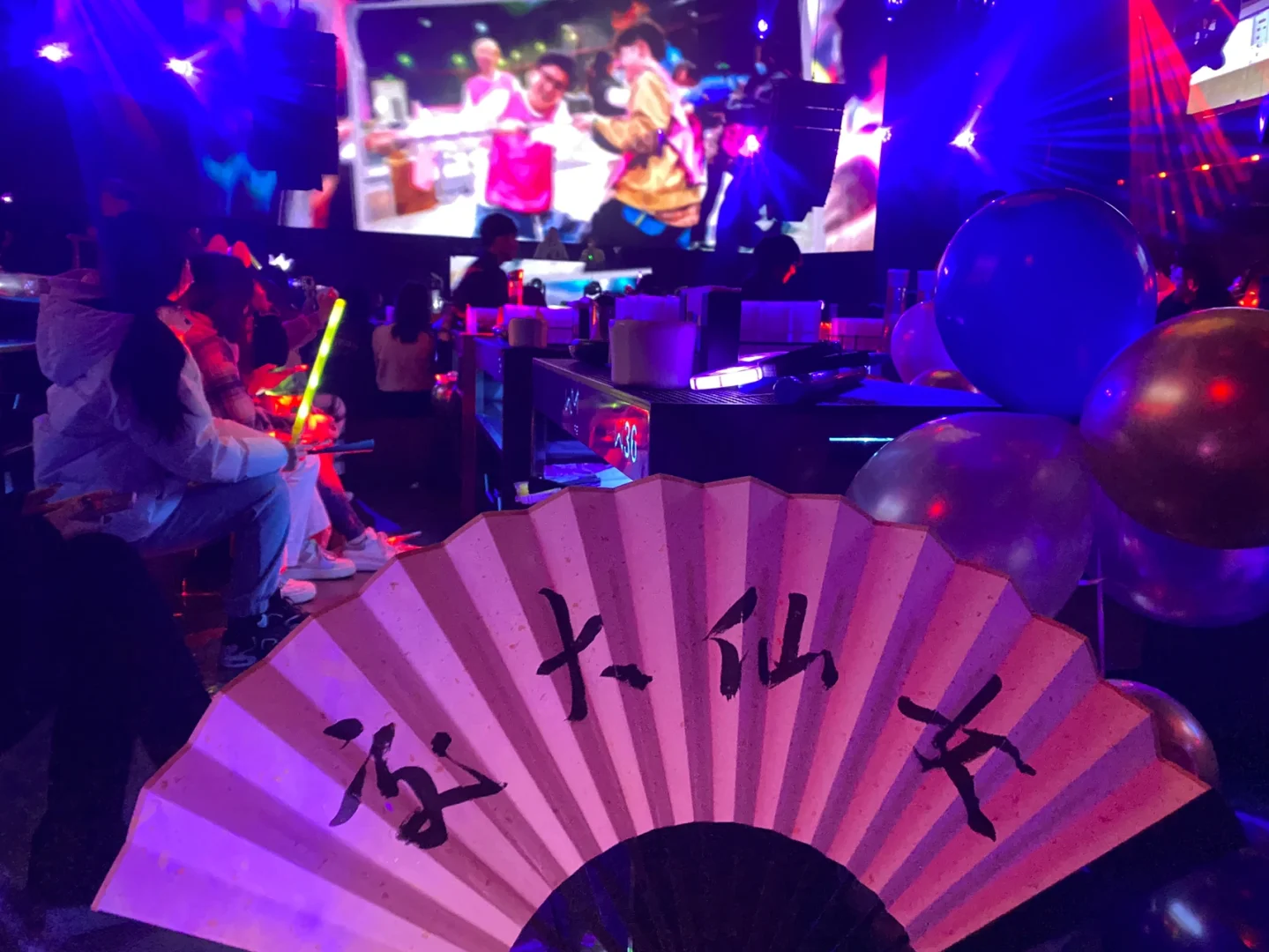 坐在家里玩手机游戏图片-在家玩手机游戏的乐趣与烦恼：小确幸与