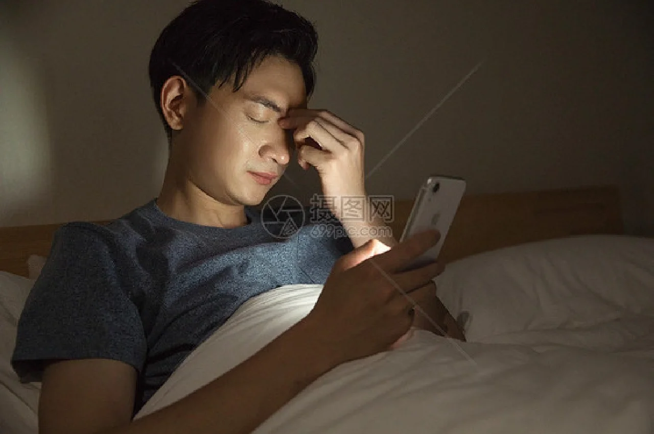 长时间玩手机游戏眼睛模糊_眼睛玩影响手机游戏视力吗_玩手机游戏对眼睛影响吗
