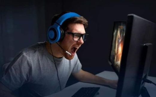 小孩不学习拿手机玩游戏_孩子用手机玩游戏的危害_孩子玩手机游戏会变笨吗