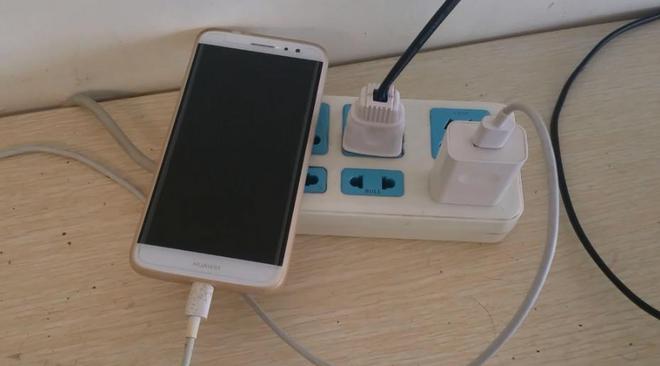 充电器性价比高牌子_知名充电器品牌_游戏手机充电器品牌排行