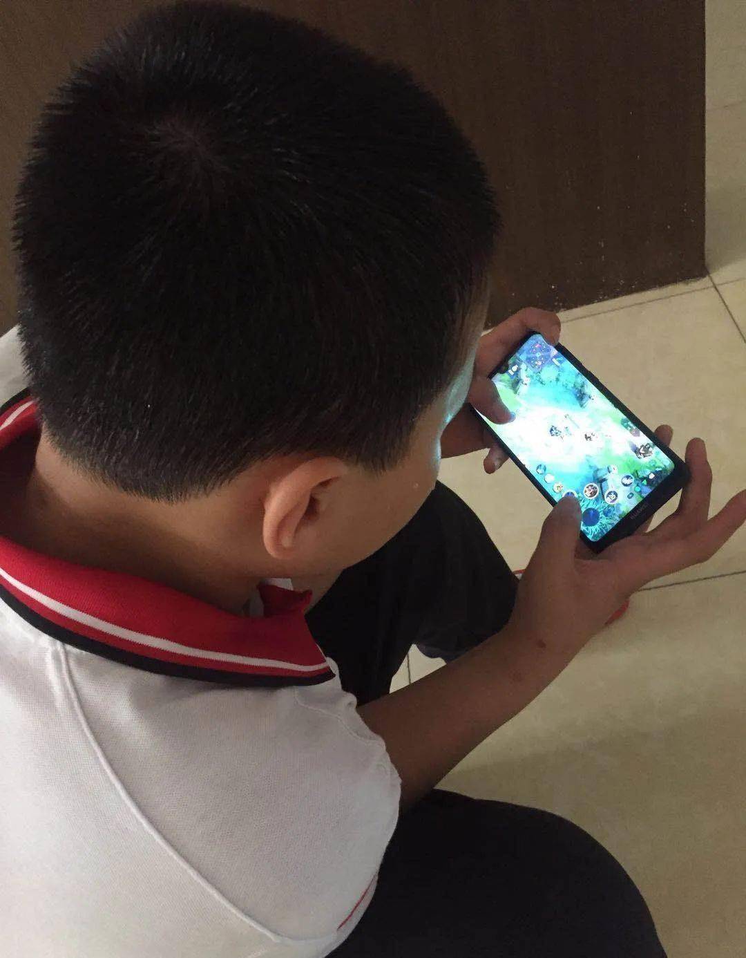 孩子耍手机游戏_孩子玩游戏后果视频_小孩子玩手机游戏视频