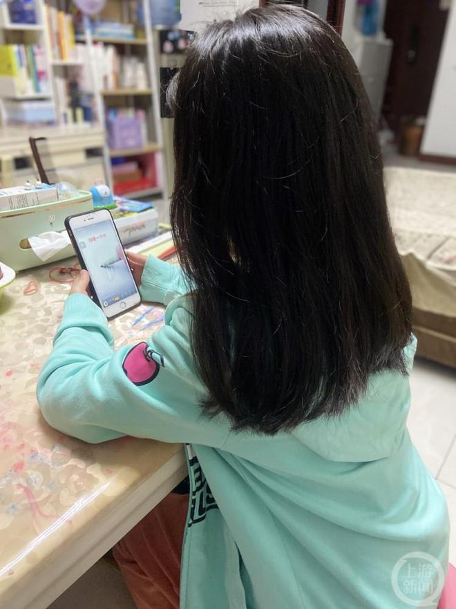 孩子耍手机游戏_小孩子玩手机游戏视频_孩子玩游戏后果视频
